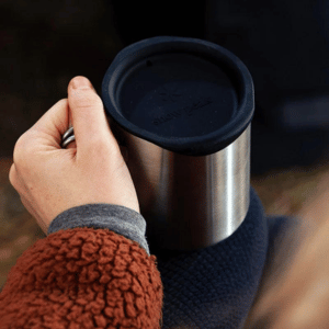 Vacuum insulated mug with a lid, keeping coffee hot for a few hours