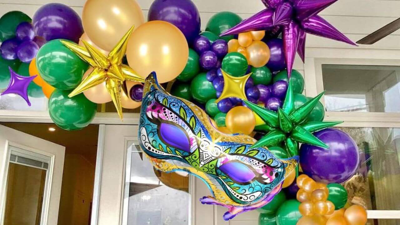 Arch of balloons made with using an electric balloon pump