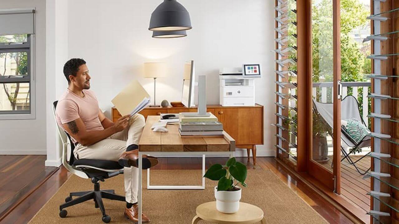 Lighting setup for video conferencing in a small home office