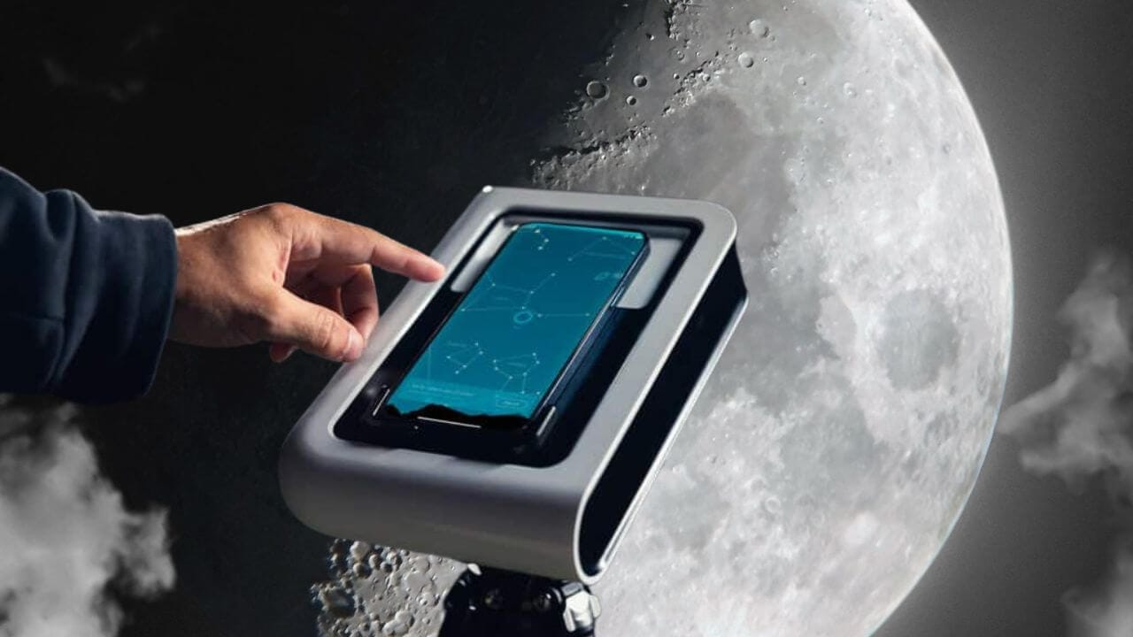 Smartphone used with a telescope to photograph the moon