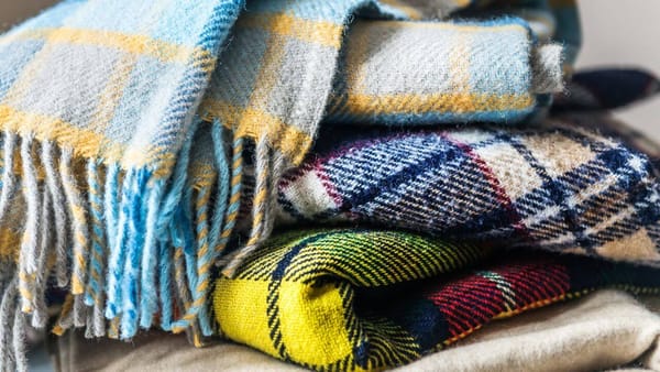 How to Choose a Winter Throw Blanket: Your Cozy Companion for Cold Nights